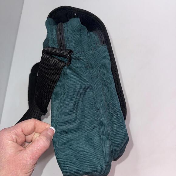 Vtg Eagle Creek Travel Gear Gorpcore Crossbody Fanny Pack Messenger Bag Hiking - Picture 15 of 15